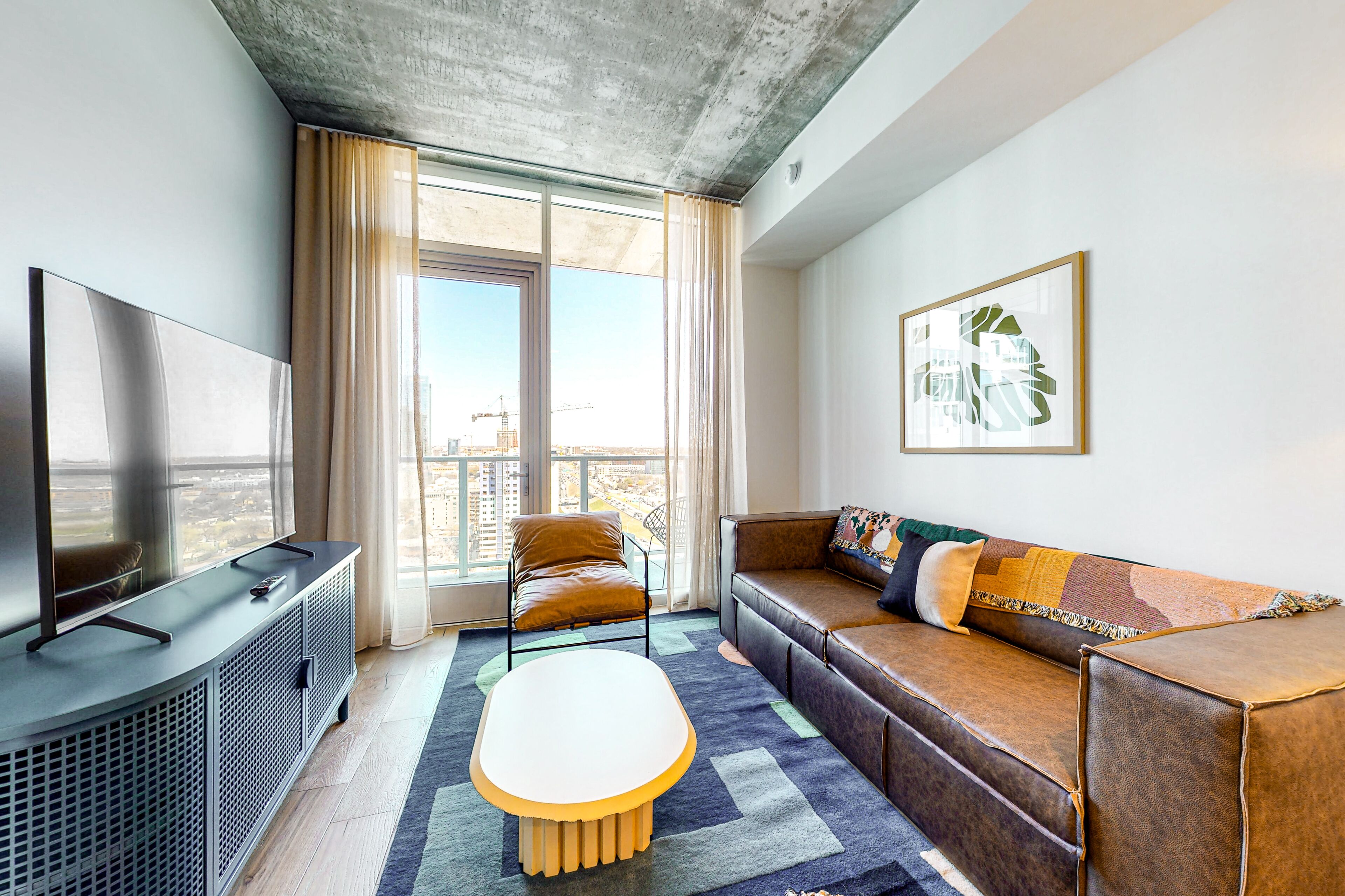 Rainey Street brand new condo - lake & skyline-view balcony - rooftop pool & gym