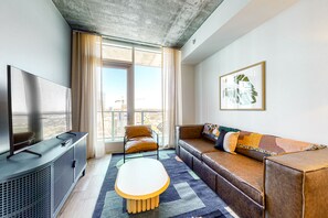 Fernseher, Tischtennisplatte, Bücher