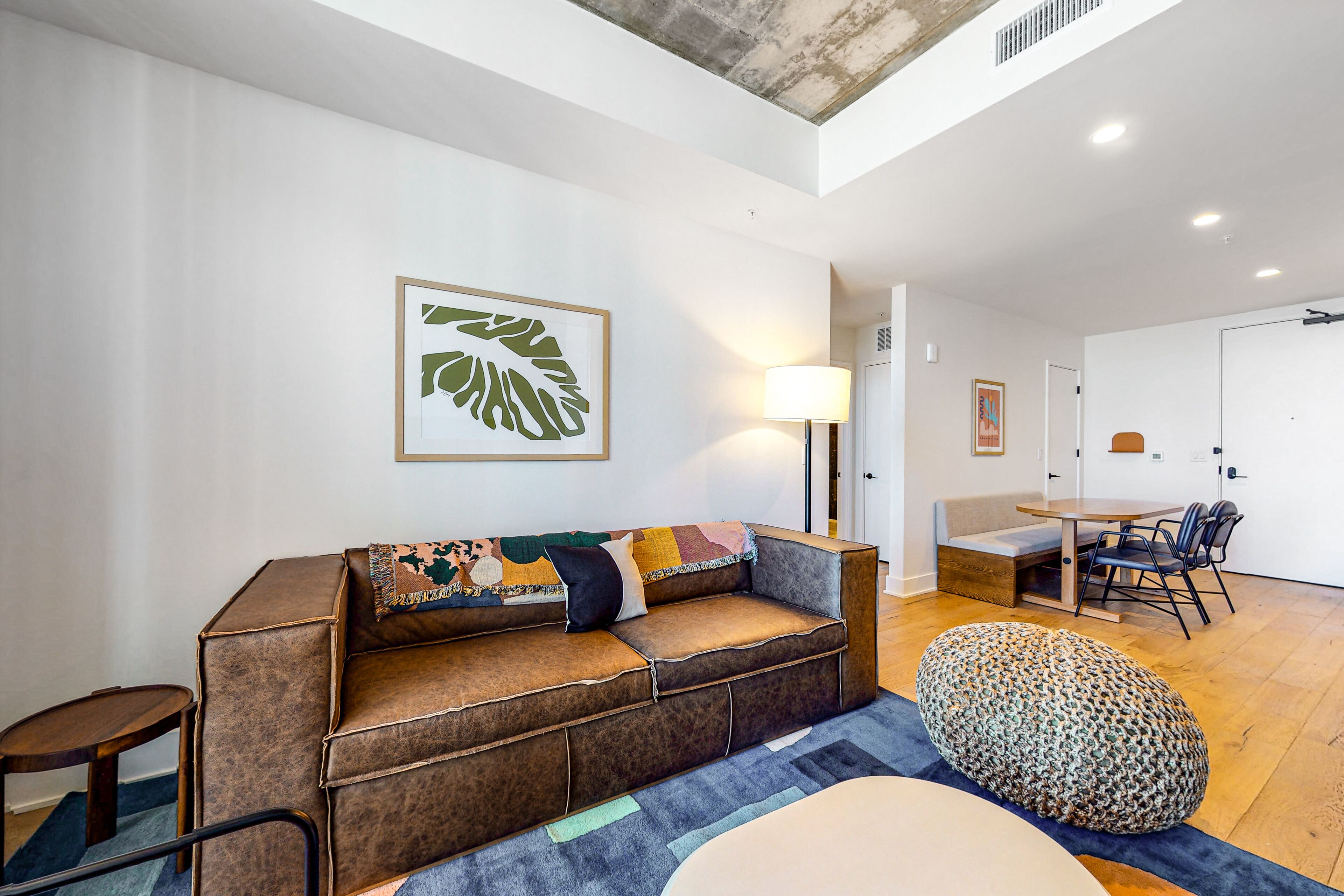 Rainey Street brand new condo - lake & skyline-view balcony - rooftop pool & gym