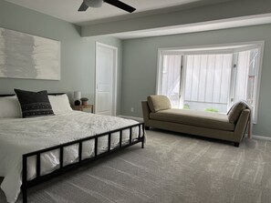 4 slaapkamers, een bureau, een strijkplank/strijkijzer, reisbedje