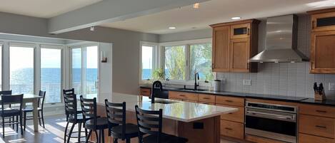 Geladeira, micro-ondas, fogão, cooktop