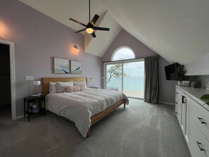 4 habitaciones, escritorio y tabla de planchar con plancha 