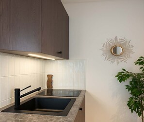 Kühlschrank, Mikrowelle, Wasserkocher mit Kaffee-/Teezubehör, Toaster