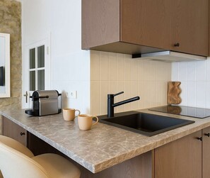 Kühlschrank, Mikrowelle, Wasserkocher mit Kaffee-/Teezubehör, Toaster