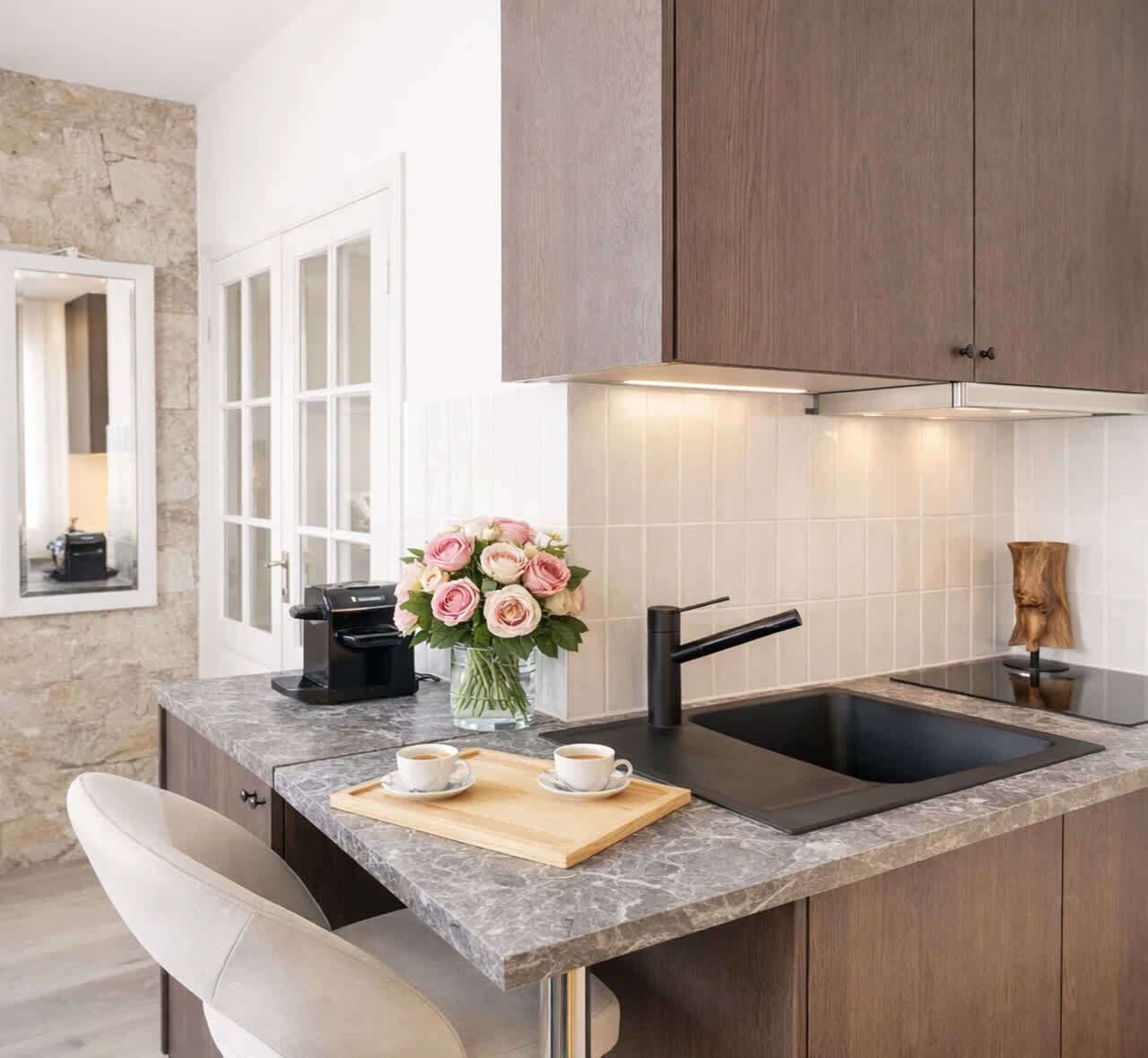 Refrigerador, microondas, cafetera y tetera y tostadora 