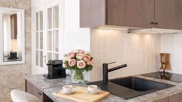 Refrigerador, microondas, cafetera y tetera y tostadora