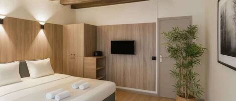 Fer et planche à repasser, lit de bébé portatif, Wi-Fi, literie fournie