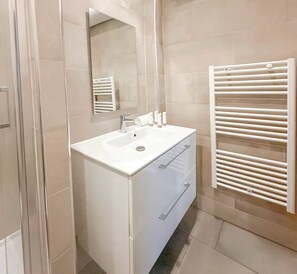 Dusche, Haartrockner, Handtücher, Seife