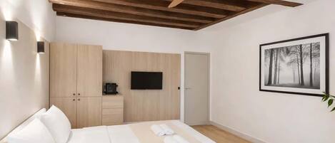 Fer et planche à repasser, lit parapluie, Wi-Fi, draps fournis