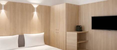 Iron/ironing board, travel cot, WiFi, bed sheets