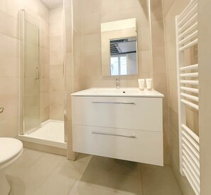 Dusj, hårføner, håndklær og såpe