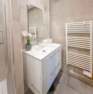 Douche, sèche-cheveux, serviettes fournies, savon