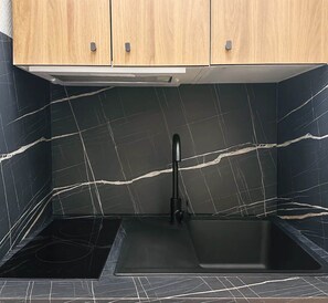 Frigorífico, microondas, placa de cocina y cafetera o tetera