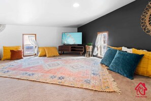 1 chambre, bureau, fer et planche à repasser, lit de bébé portatif