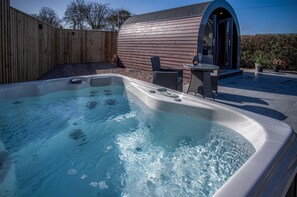Outdoor spa tub - Bracken Burrows - 1 Bedroom Pod - New Hedges (Tenby)