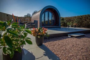 Outdoor dining - Bracken Burrows - 1 Bedroom Pod - New Hedges (Tenby)