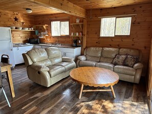 Birchwood-4 Bedroom Cottage | Eget kjøkken | Mikrobølgeovn, kokeplater, kaffetrakter/tekoker og vannkoker