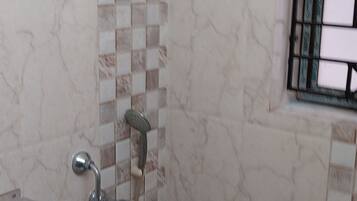 Douche, savon, papier toilette