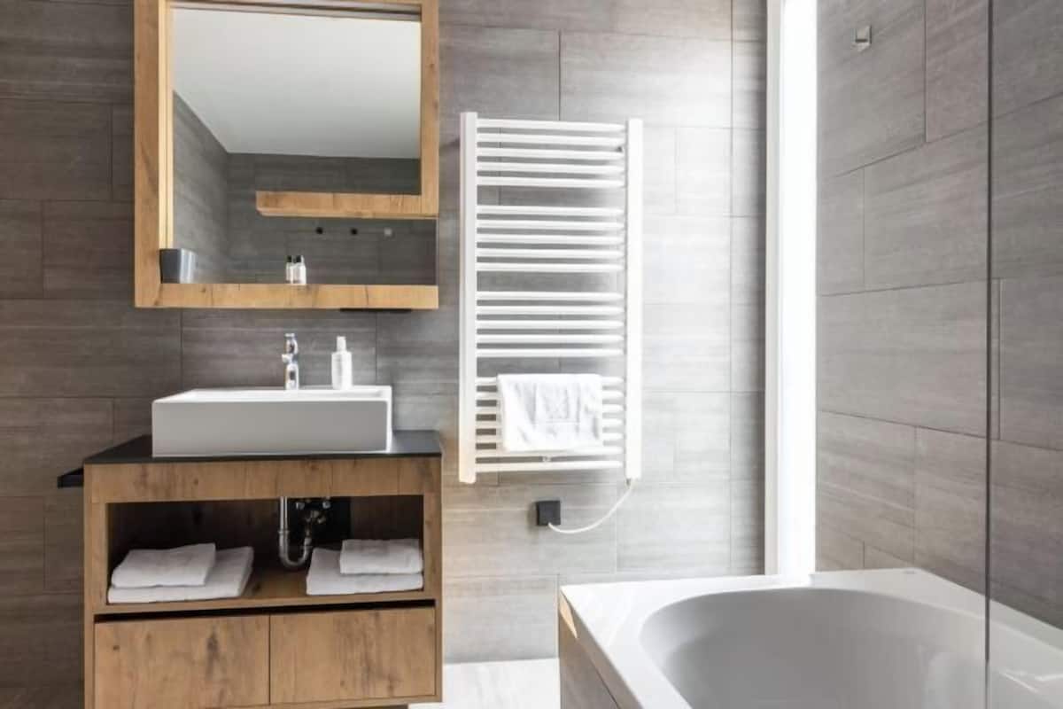 Safe på rommet, skrivebord, barnesenger og wi-fi (inkludert)