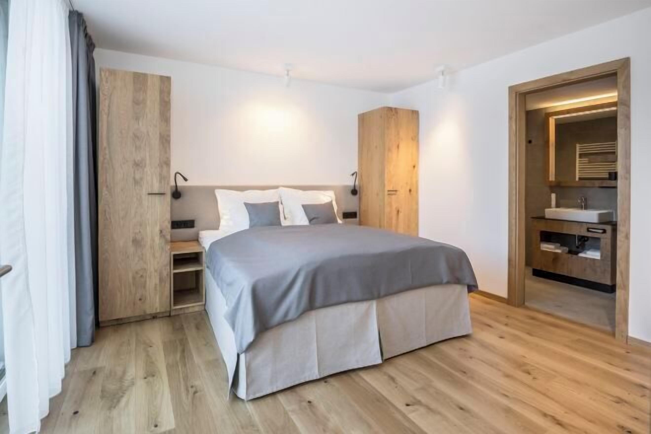 Safe på rommet, skrivebord, barnesenger og wi-fi (inkludert)