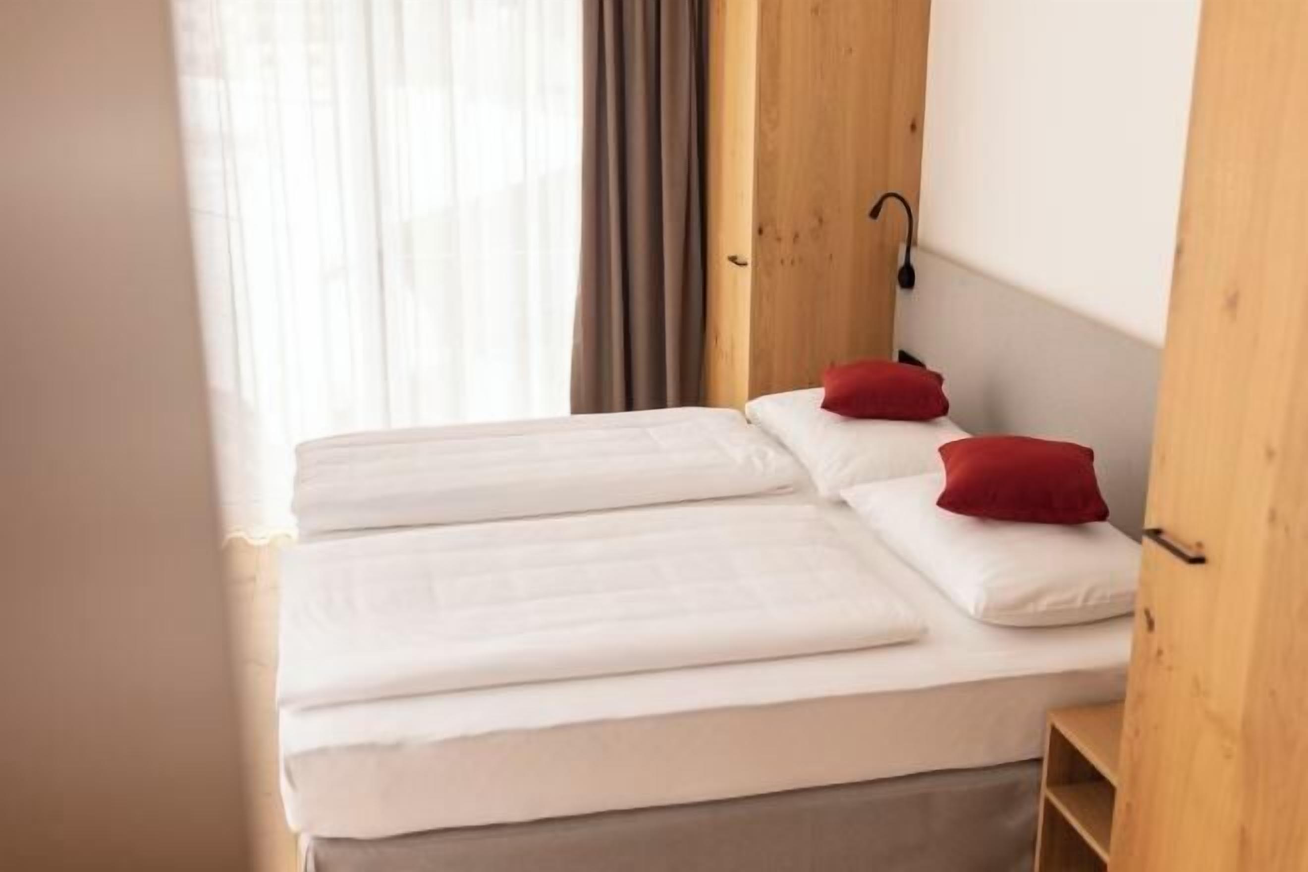 Safe på rommet, skrivebord, barnesenger og wi-fi (inkludert)