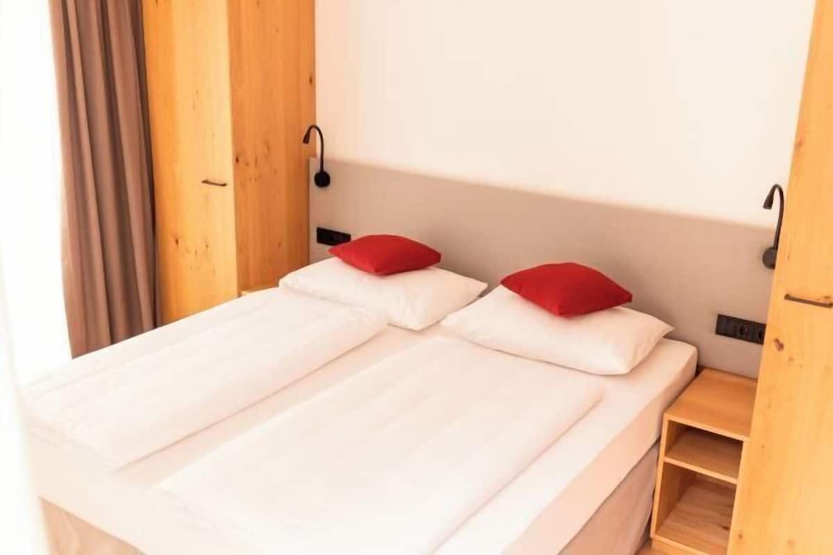 2 bedrooms, in-room safe, desk, cribs/infant beds