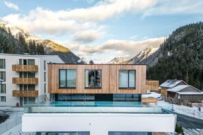 室外游泳池,日光浴躺椅