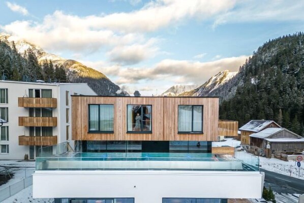 Una piscina al aire libre, tumbonas