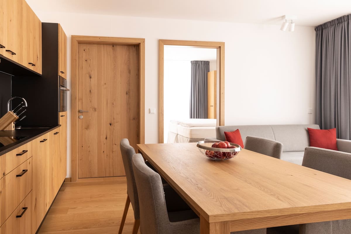 2 bedrooms, in-room safe, desk, cribs/infant beds