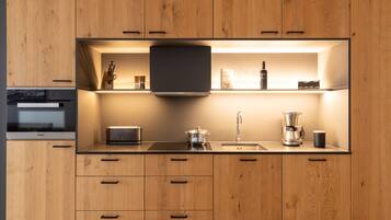 Leilighet – premium, 1 soverom, balkong | Eget kjøkken | Kjøleskap, mikrobølgeovn, ovn og kokeplater