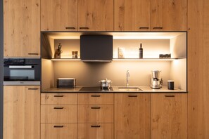 Apartamento Premium, 1 habitación, balcón | Cocina privada | Frigorífico grande, microondas, horno y placa de cocina