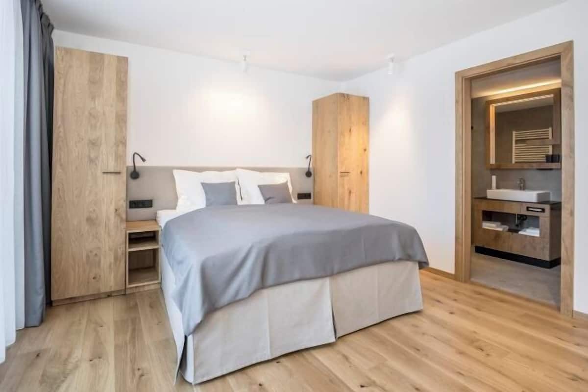 2 bedrooms, in-room safe, desk, cribs/infant beds