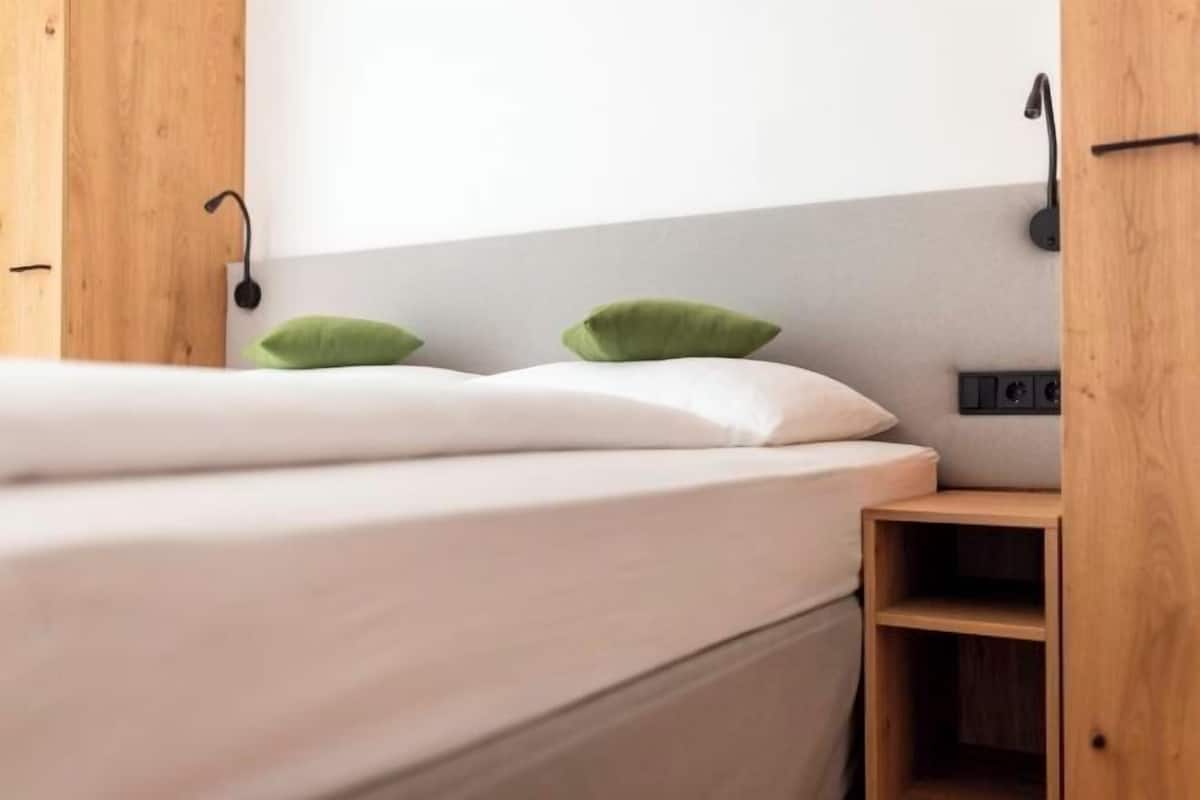 2 bedrooms, in-room safe, desk, cribs/infant beds