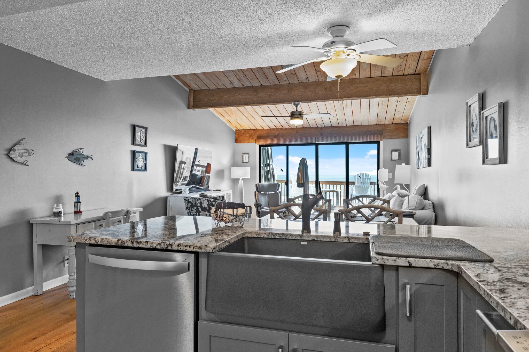 Dolphin View-Ocean Front, Relax, Work, Play... It's YOUR Space!