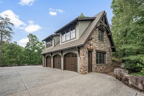 Exterior - Lakewood Pointe and Guesthouse - Free Railroad Admission + Majestic Views + (Bryson City)