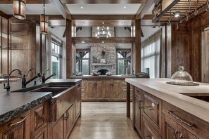 Interior - Lakewood Pointe - Free Local Brewery Tour Passes + Beauty + Relaxing Lakeside (Bryson City)