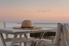 Outdoor dining - Villa Veroni, Kastraki Beach (Naxos)