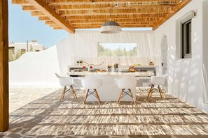 Outdoor dining - Villa Veroni, Kastraki Beach (Naxos)