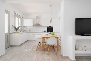 Een koelkast, een oven, een kookplaat, een vaatwasser