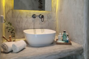 Shower, hair dryer, towels - Anamnesia Boutique Apartments 1&2, Naxos Town , Sea View (Naxos)