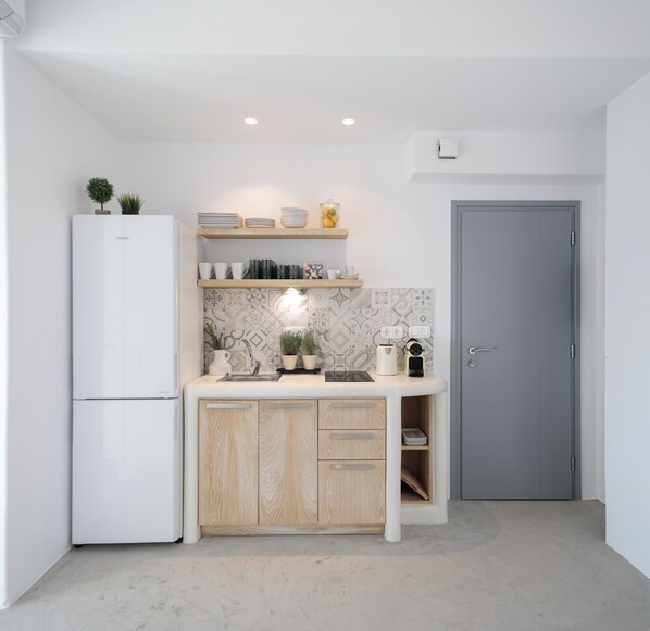 Fridge, stovetop, coffee/tea maker, high chair - Anamnesia Boutique Apartments 1&2, Naxos Town , Sea View (Naxos)