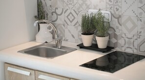 Frigorífic, placa de cuina, cafetera i tetera i trona 