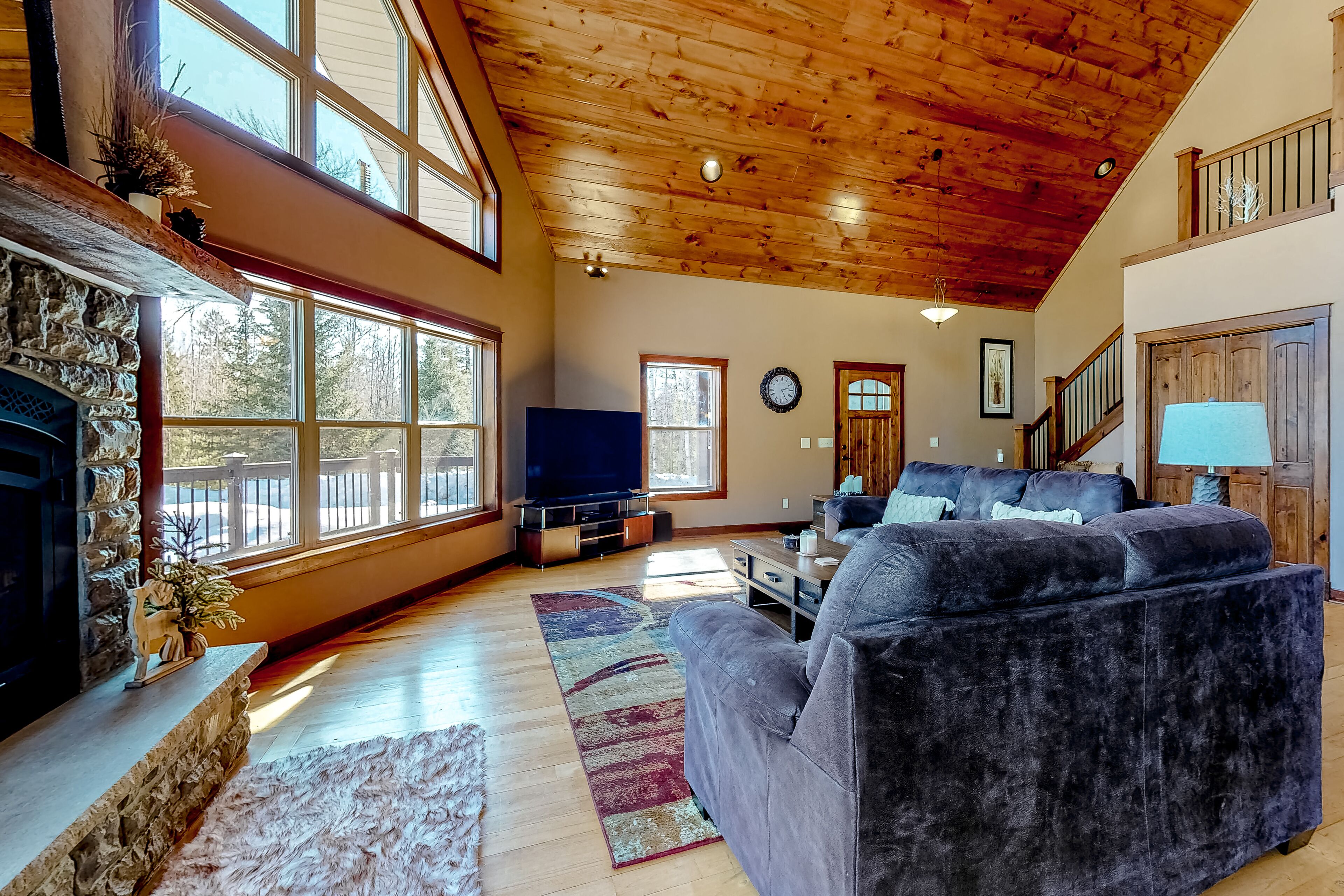 Secluded, woodsy home with fast WiFi, sunroom, deck, pool table & fireplace