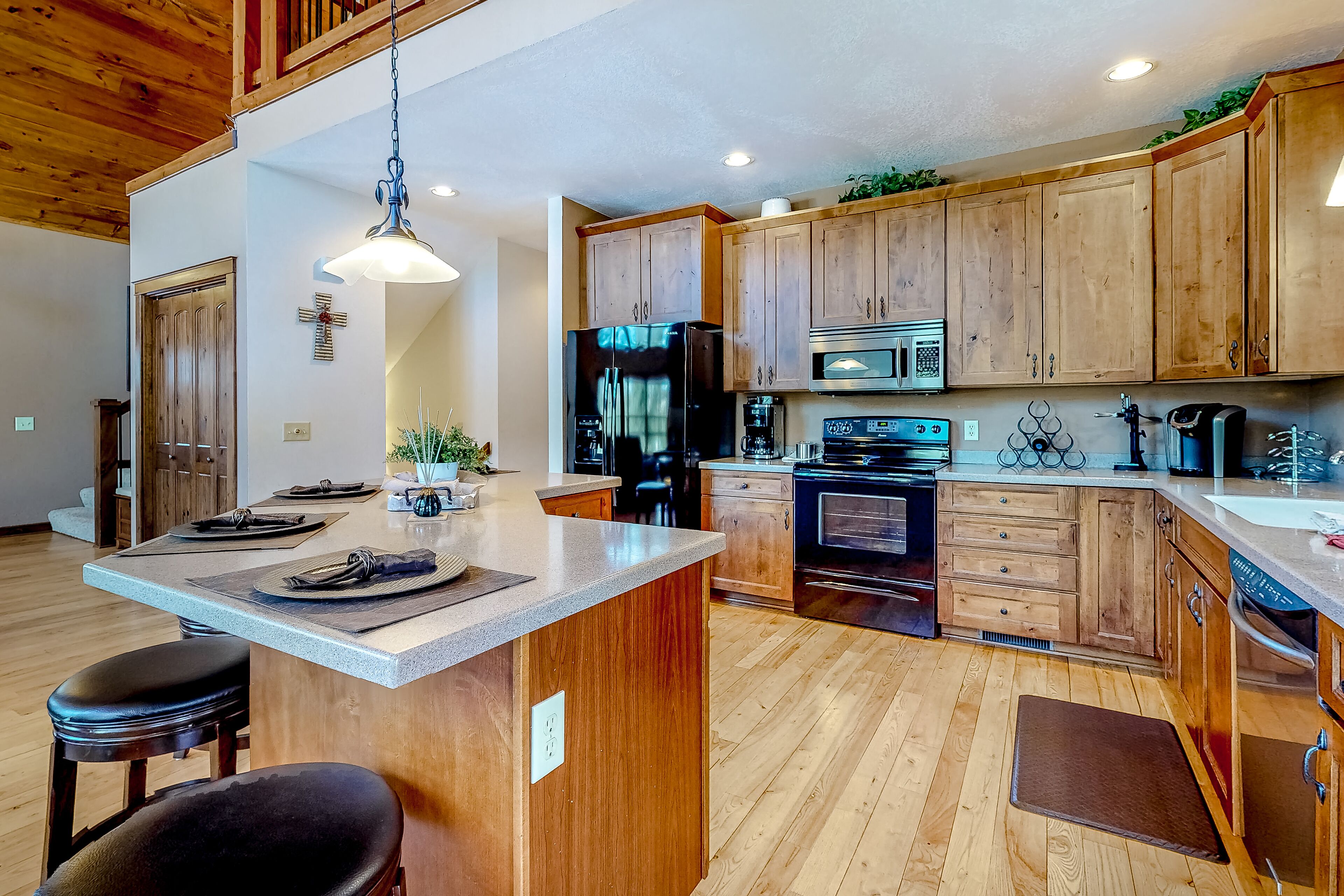 Secluded, woodsy home with fast WiFi, sunroom, deck, pool table & fireplace