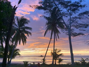 På stranden, solstolar och strandhanddukar