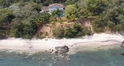 Stunning Oceanfront 4-Bdrm Villa w/ Infinity Pool