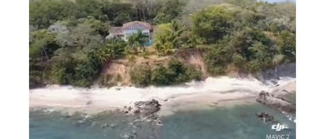 Sur la plage, chaise longue, serviettes de plage