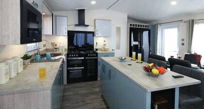Superior 6 Berth Holiday Home in Suffolk,