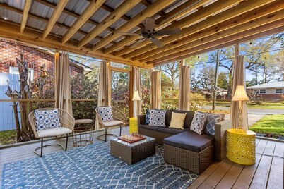 Cozy Charleston Bungalow w/Secluded Outdoor Space