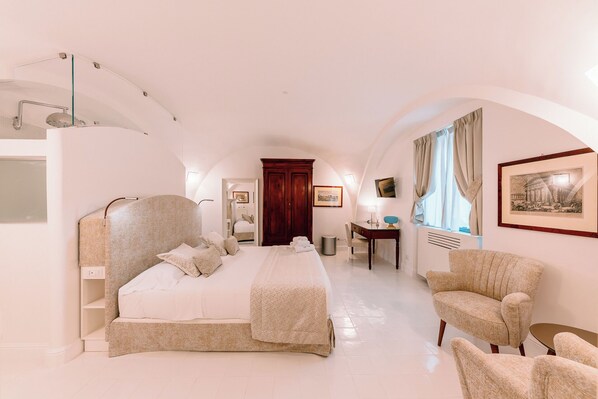 Habitación Deluxe | Ropa de cama de alta calidad, edredón y artículos del minibar gratis 